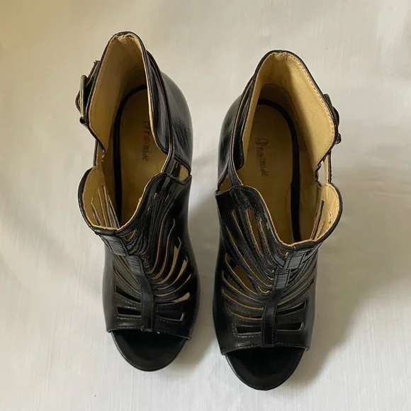 Promise cutout booties - Picture 3 of 3